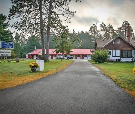 Northern Pine Inn Хейуърд Екстериор снимка