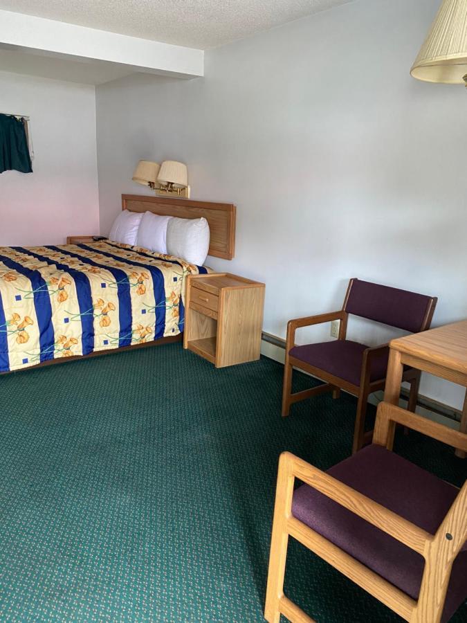 Northern Pine Inn Хейуърд Екстериор снимка