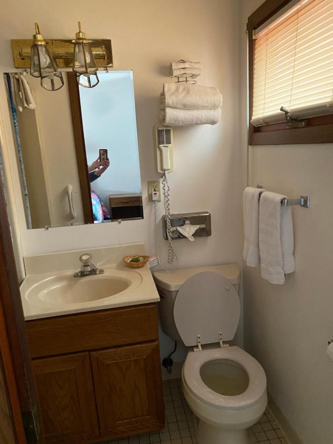 Northern Pine Inn Хейуърд Екстериор снимка