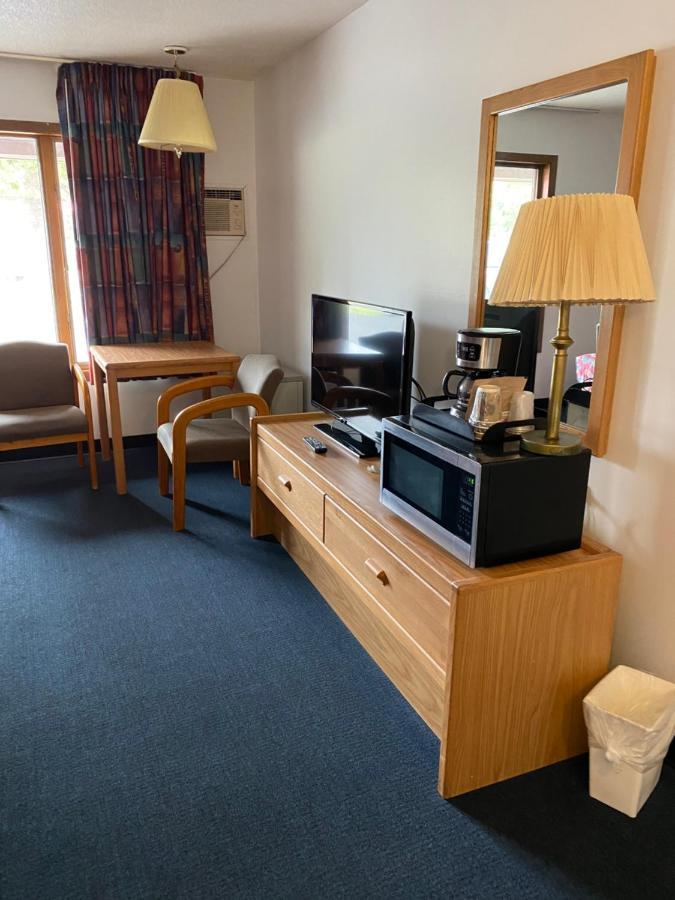Northern Pine Inn Хейуърд Екстериор снимка