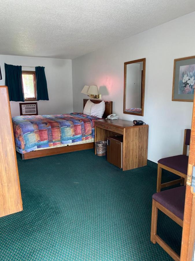 Northern Pine Inn Хейуърд Екстериор снимка
