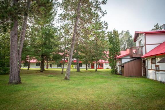 Northern Pine Inn Хейуърд Екстериор снимка